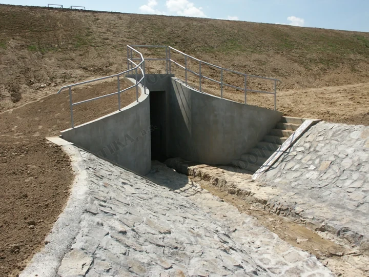 Lehota pod Vtáčnikom – vybudovanie suchého poldra – Obr. 1 - pocas vystavby