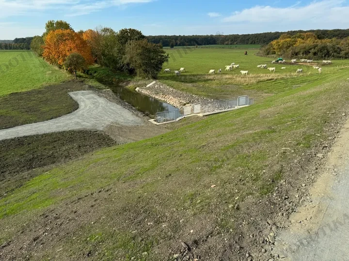 Mrlina, Vestec, Rožďalovice, zvýšenie ochrany obcí výstavbou poldrov – Polder Mlýnec – Obr. 6 - po výstavbe (október 2024)